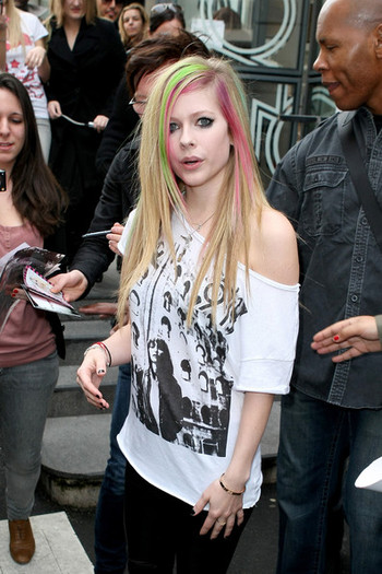 Avril+Lavigne+Avril+Lavigne+Leaves+NRJ+Studio+wM52kknAXvWl - Avril Lavigne Leaves NRJ Studio