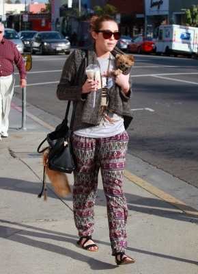  - x Out getting coffee in Los Angeles - 8th February 2011