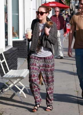  - x Out getting coffee in Los Angeles - 8th February 2011