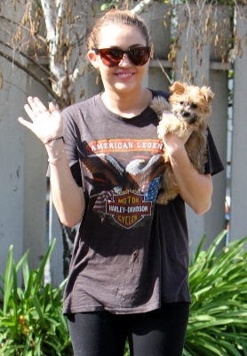  - x Outside of her home in Toluca Lake - 8th February 2011