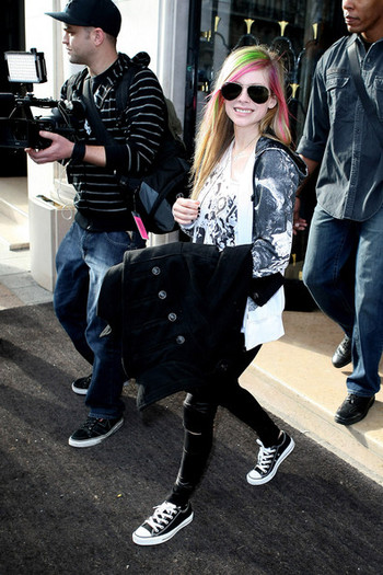 Avril+Lavigne+colourful+Avril+Lavigne+leaves+iUzakyzL6zQl - Alte poze Avril