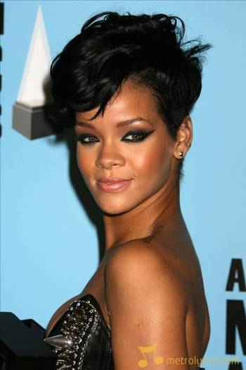 rihanna-rihanna-announces-2011-tour - Rihanna-Roby Rihanna Fenty