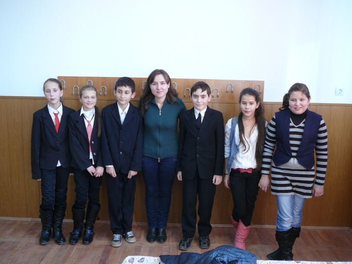 Elevii de la Vadastra cu profesoara lor - 10 febr 2011 Concurs engleza a 5 a Visina V