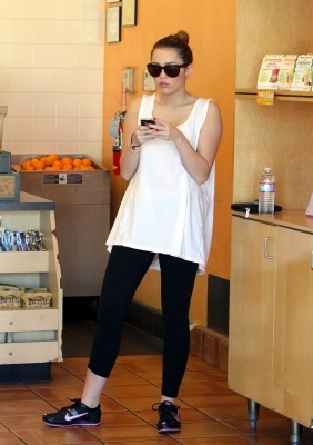  - x At Robecks juice in Toluca Lake - 9th February 2011