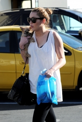  - x Goes to an Orthopedic Center with her puppy in Los Angeles - 9th February 2011