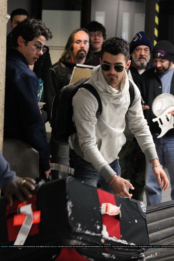 -Joe-e-Nick-chegando-em-Dallas-TX-2011-HQ-nick-jonas-19112070-1666-2500