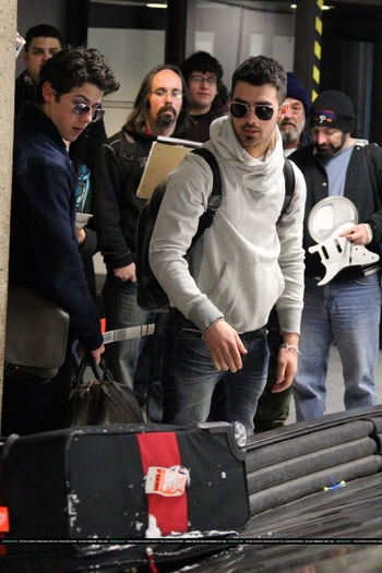 -Joe-e-Nick-chegando-em-Dallas-TX-2011-HQ-nick-jonas-19112100-1666-2500