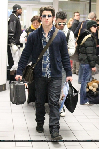 -Joe-e-Nick-chegando-em-Dallas-TX-2011-HQ-nick-jonas-19112133-1666-2500