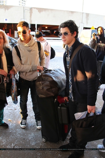 -Joe-e-Nick-chegando-em-Dallas-TX-2011-HQ-nick-jonas-19112245-1666-2500