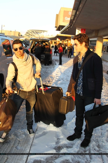 -Joe-e-Nick-chegando-em-Dallas-TX-2011-HQ-nick-jonas-19112276-1666-2500 - Joe-e-Nick-chegando-em-Dallas-TX-2011