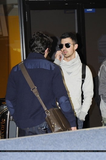 -Joe-e-Nick-chegando-em-Dallas-TX-2011-HQ-nick-jonas-19112558-1663-2500