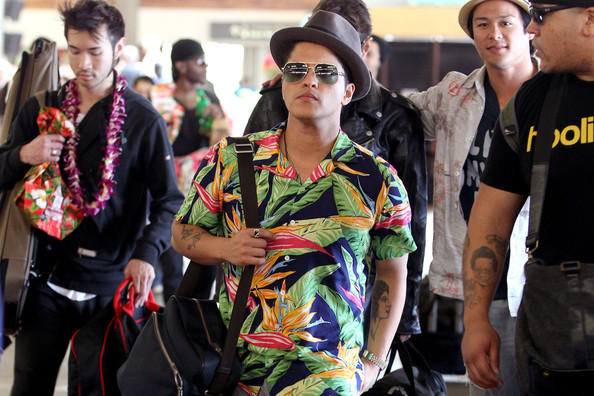 Bruno+Mars+Bruno+Mars+Arriving+Maui+Concert+5AGJk3AFbzZl - cATEVA pOzE Cu BrUnO MaRs Oo