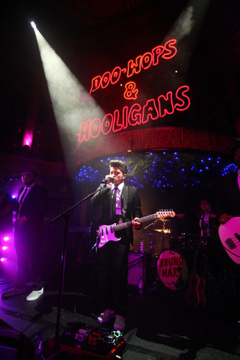 Bruno+Mars+Bruno+Mars+Doo+Wops+Hooligans+Album+L7Hl_KtpdACl