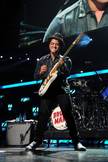 Bruno+Mars+Z100+Jingle+Ball+2010+Presented+FXNaeNuh9fVl - cATEVA pOzE Cu BrUnO MaRs Oo