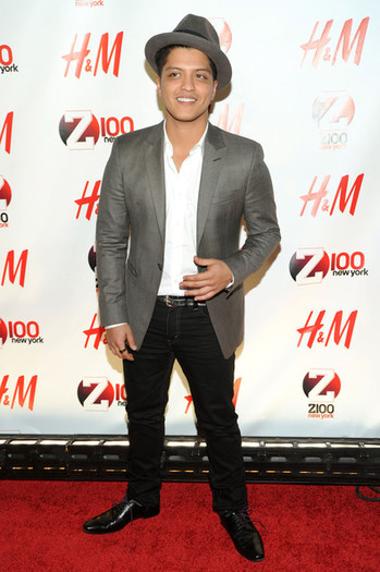 Bruno+Mars+Z100+Jingle+Ball+2010+Presented+gsFouMolsJLl - cATEVA pOzE Cu BrUnO MaRs Oo