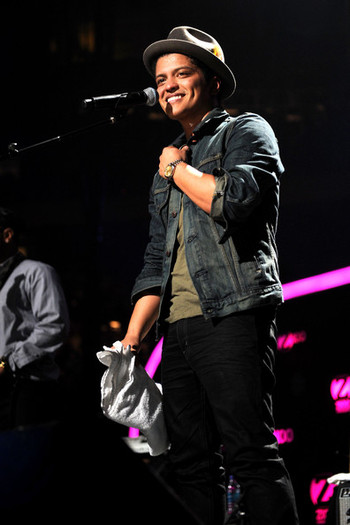 Bruno+Mars+Z100+Jingle+Ball+2010+Presented+moeAr_WrnhUl
