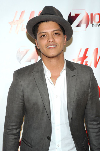 Bruno+Mars+Z100+Jingle+Ball+2010+Presented+PfysFHJKiMvl