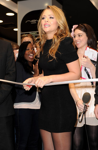 Kimberley+Walsh+New+Look+Opening+Photocall+Xu8ljazmdGQl