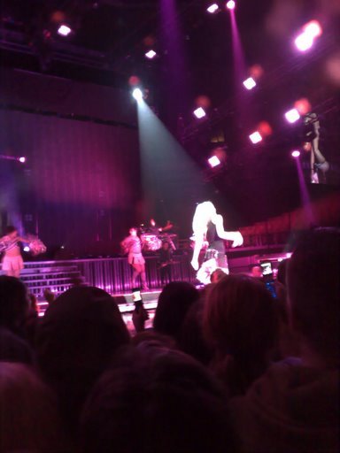 Avril_Lavigne_-_Vancouver_The_Best_Damn_Tour_-_001