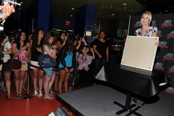 Chelsea+Staub+Chelsea+Staub+Visits+Planet+hkkvDaoaLeel