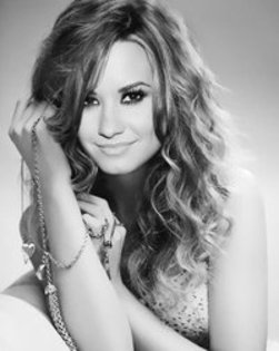 demi-face2 - date despre demi lovato