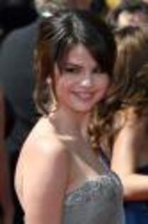 selena-gomez-emmys (1) - Selena Gomez