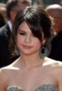 selena-gomez-emmys (6)