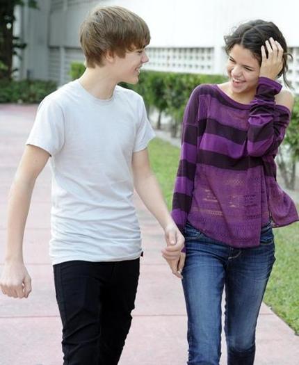 selena-gomez-justin-bieber-laugh (17)_0 - Justin Bieber si Selena Gomez