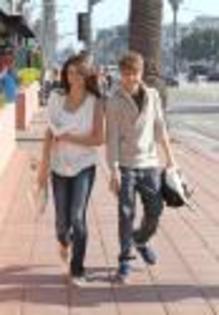 selena-justin-holding-hands (2) - Justin Bieber si Selena Gomez