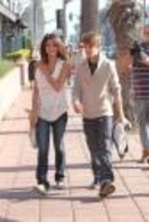 selena-justin-holding-hands (5) - Justin Bieber si Selena Gomez