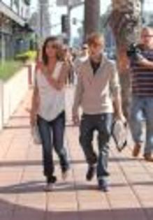 selena-justin-holding-hands (6) - Justin Bieber si Selena Gomez