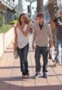 selena-justin-holding-hands (7) - Justin Bieber si Selena Gomez