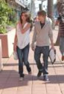 selena-justin-holding-hands (8) - Justin Bieber si Selena Gomez