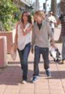 selena-justin-holding-hands (9)