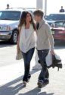selena-justin-holding-hands (15) - Justin Bieber si Selena Gomez