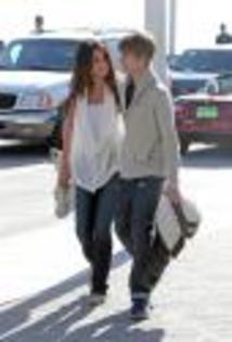 selena-justin-holding-hands (16)