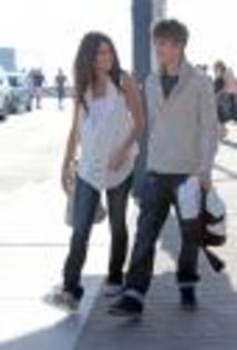 selena-justin-holding-hands (18) - Justin Bieber si Selena Gomez