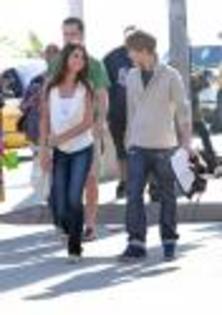 selena-justin-holding-hands (21) - Justin Bieber si Selena Gomez