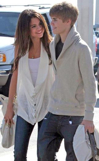 selena-justin-holding-hands (177)_0 - Justin Bieber si Selena Gomez