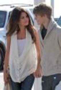 selena-justin-holding-hands (1774)_0 - Justin Bieber si Selena Gomez