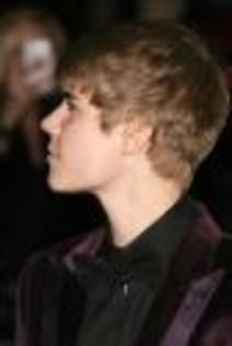 bieber-cyrus-gomez-premiere (5) - Justin Bieber sedinta foto