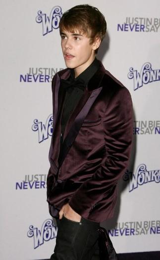 bieber-cyrus-gomez-premiere (28) - Justin Bieber sedinta foto