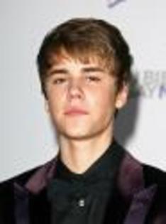 bieber-cyrus-gomez-premiere (4)_0 - Justin Bieber sedinta foto
