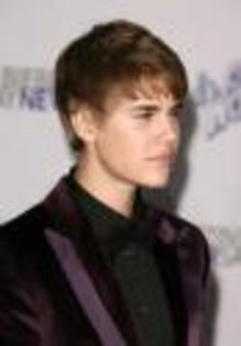 bieber-cyrus-gomez-premiere (31) - Justin Bieber sedinta foto