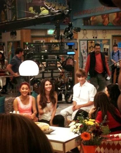 justinvictorious3 - Justin Bieber si fanele