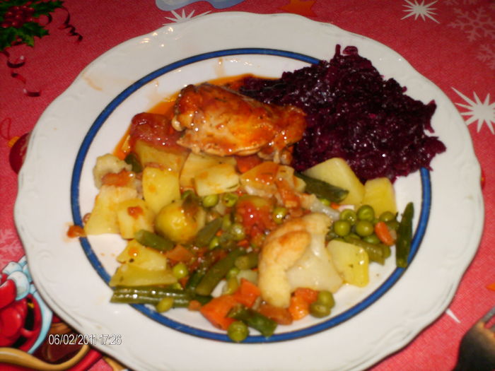 pulpe de pui in rosii cu legume si salata de sfecla rosie