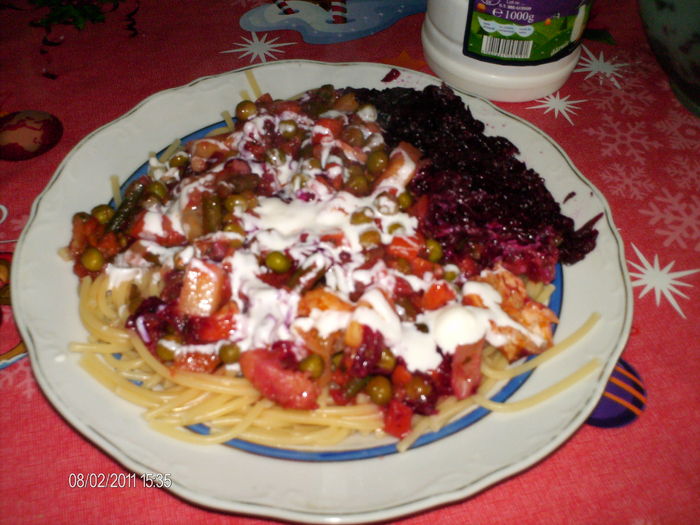 spagheti cu legume si salata de sfecla rosie