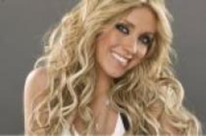 XBZWMWCLLRLUOGVSQZS - Anahi