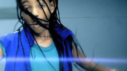 normal_Willow-Smith-Whip-My-Hair5Bwww_savevid_com5D_mp4_000030531
