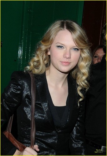 Taylor-in-London-taylor-swift-4245241-342-500